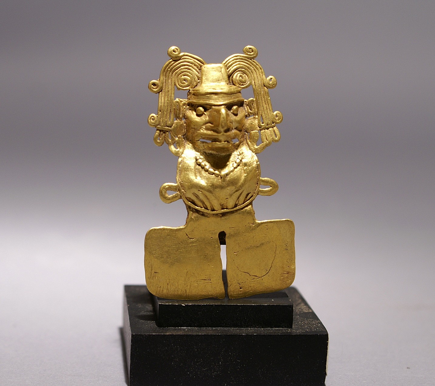 Mexico, Mixtec Gold Figural Pendant of Xochipilli with ornate headdress.
Superbly cast pendendt of Xochipilli,  the price of flowers in the lost wax tradition.   This is a particularly fine but small example of exqusit detail.
Period: Mexico, Mixtec, Oaxaca, circa AD000
Media: Metal
Dimensions: Height  2 1/4"
Price Upon Request
99307