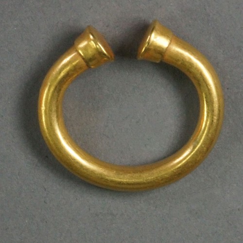 Exhibition: AFFORDABLE ARTIFACTS: $3,500 and UNDER, Work: Sinu Ring with Capped Ends $2,500